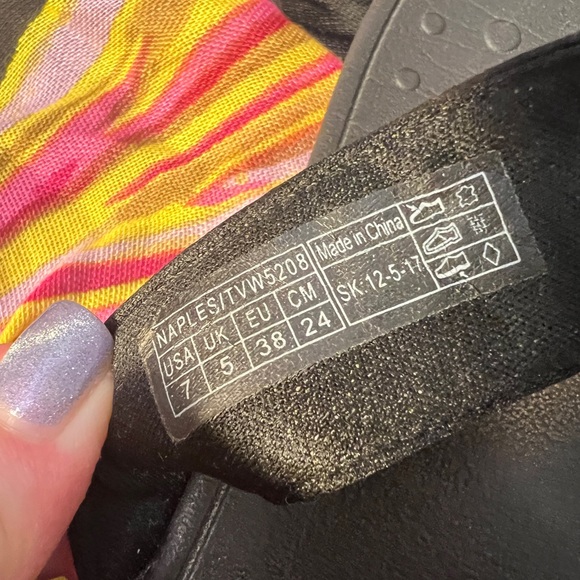 Black Vionic sandals. - Picture 4 of 4